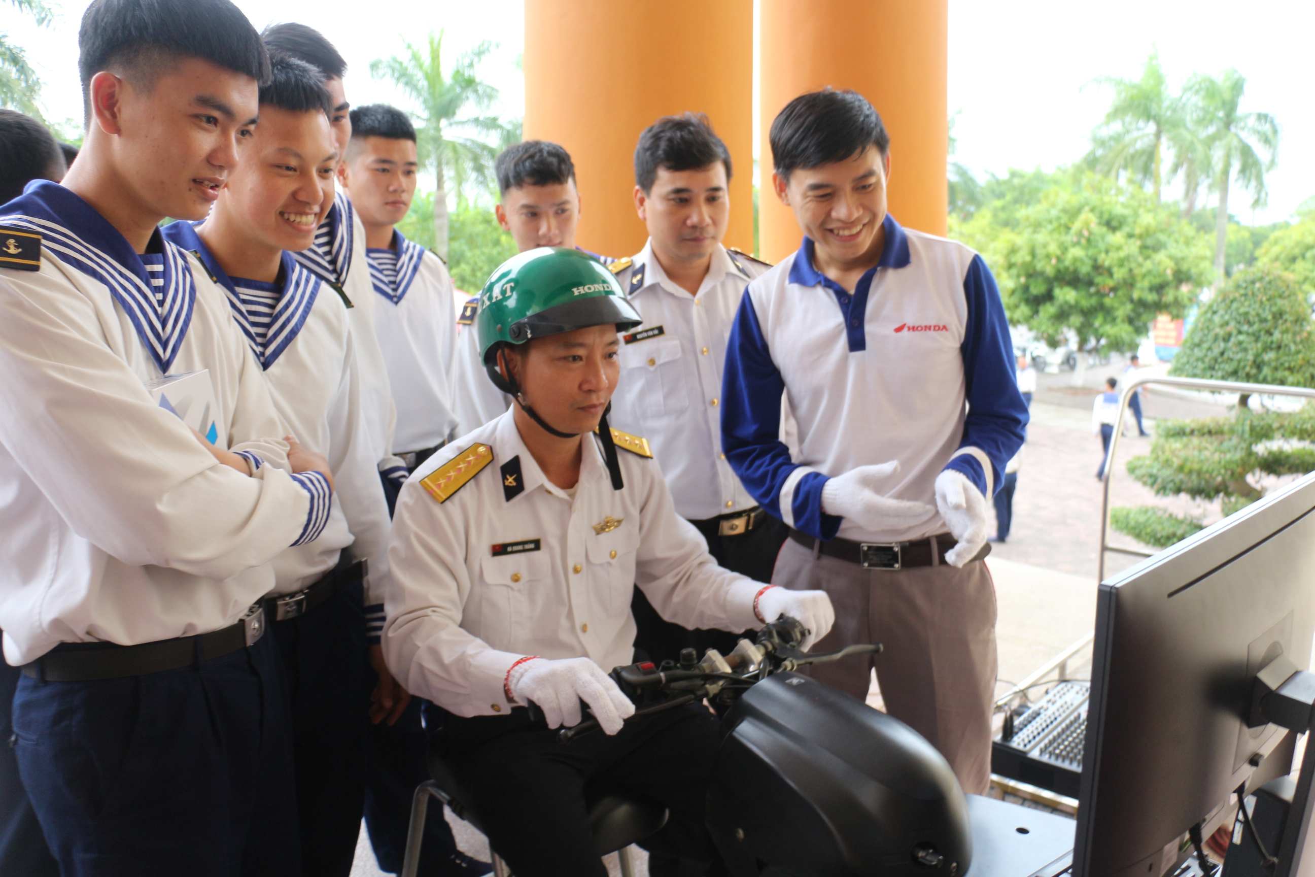 Tuyên truyền giao thông cho hơn 300 cán bộ chiến sỹ của Bộ Tư lệnh Vùng 1 Hải quân